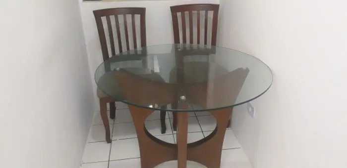 Mesa de madeira com vidro