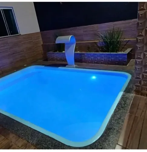 Linda piscina na cor azul ( 4 metros )
