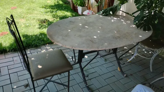 Mesa 4 cadeiras mármore pés de ferro 900 reais