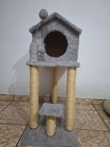 Casa e arranhador para gato