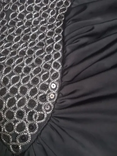 Vestido preto jovem