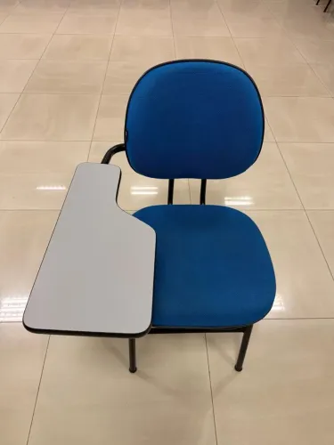 Cadeira universitária tipo carteira estofada