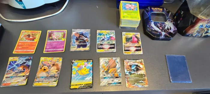 Vendo caixa de Pokémon com 10 raras+ 50 cartas aleatórias+ 1 capa protetora 