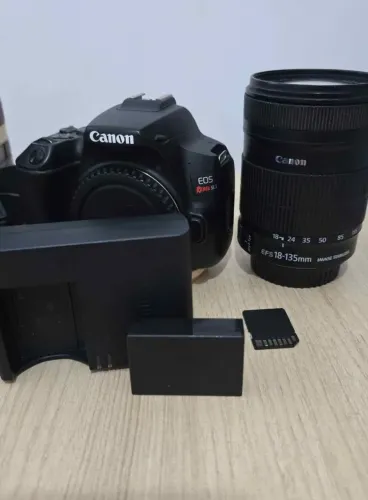 Canon Sl3 com lente 18-135mm