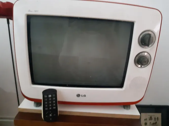 TV 14 POLEGADAS COLORIDA MODELO VINTAGE LG.