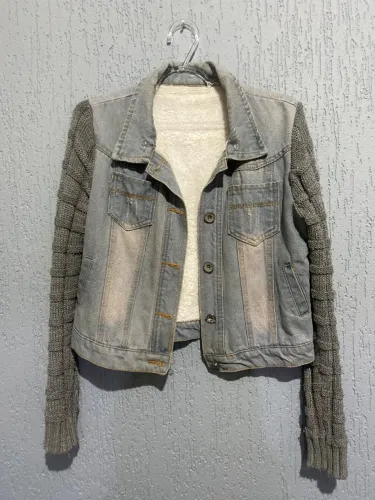 Jaqueta jeans com forro peluciado e mangas de tricot
