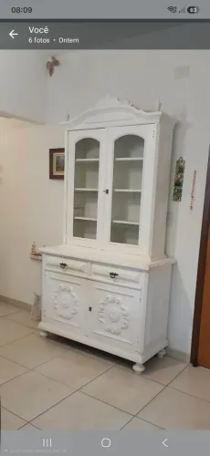Cristaleira em mogno
