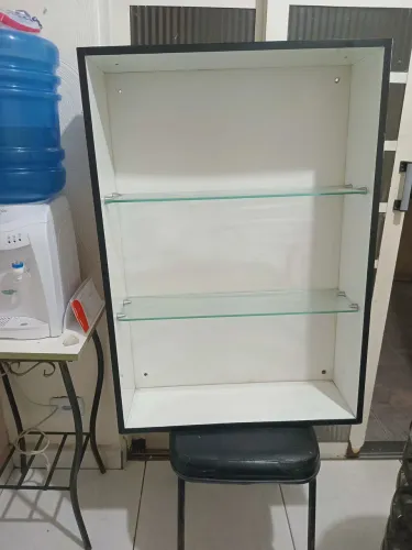 Prateleira pra salão de cabeleireiro.
