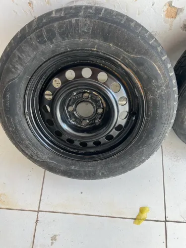 Vendo 4 pneus com rodas de ferro