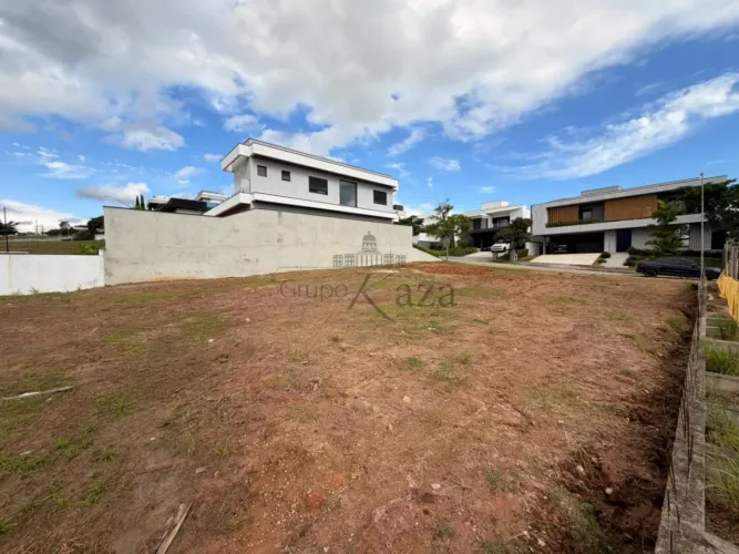 Terreno em Condomínio - Condomínio Colinas Paratehy - Urbanova - 600m².