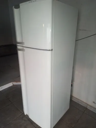 Geladeira dúplex eletrlux tamanho familiar 430 litros funciona normal com detalhes de uso