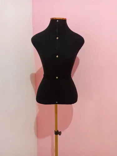 Manequim feminino com pedestal