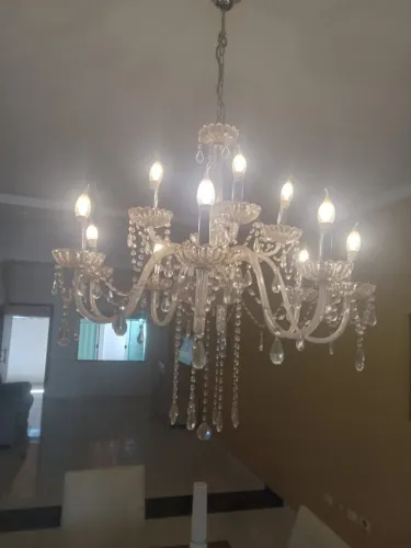 Lustre oropeu grande com maus reserva de peças.