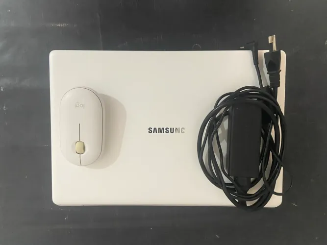 Vendo notebook Samsung Book E30 e Mouse Logitech sem fio.