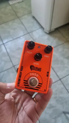 Anúncio de um pedal de fuzz para guitarra e baixo