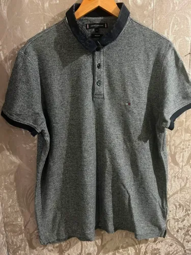 Camisa polo Tommy Hilfiger original tamanho GG cinza com detalhes em azul