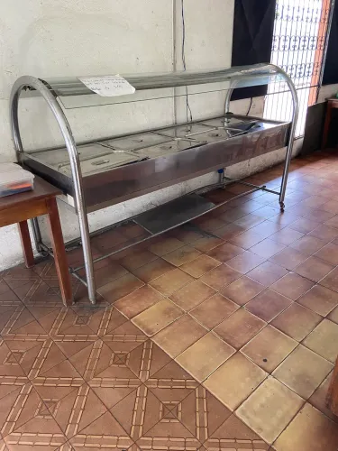 Self service com 8 bandejas grandes