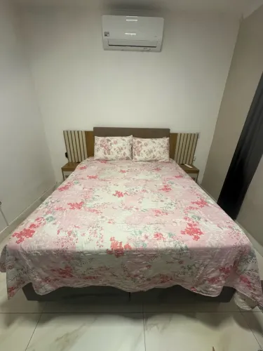Cama de casal queen completa.