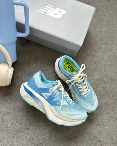 Tênis New Balance promoção do consumidor para vender logo