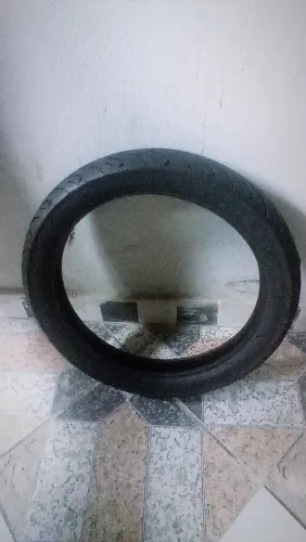 Pneu em boas condições marca TECHNIC