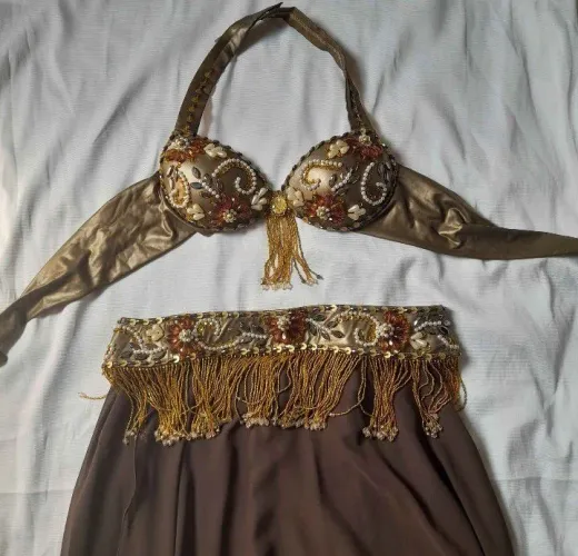 Traje de dança do ventre bronze com saia marrom. Tamanho 40.