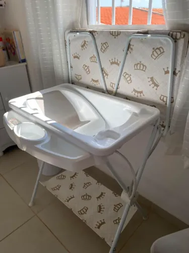 Banheira com suporte e trocador acoplado