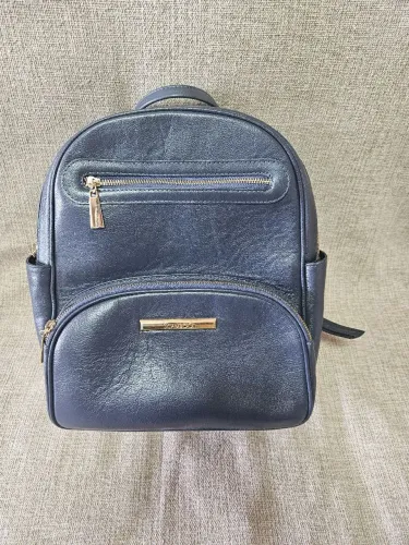 Mochila de couro azul marinho marca Scamboo original pouco usada. 650 reais