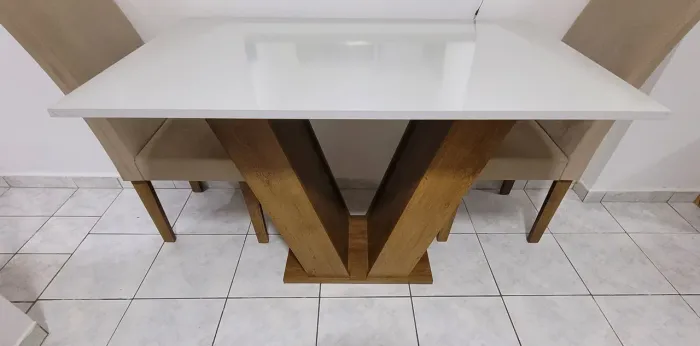 Mesa de Jantar Off White em MDF + 4 Cadeiras Suede Bege