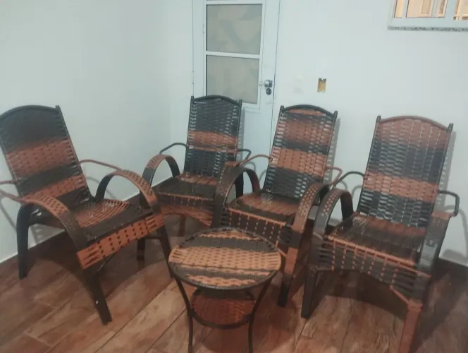 vendo jogo de 4 cadeiras e mesa