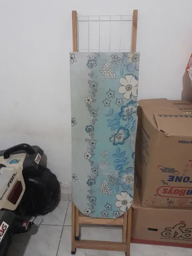 Cesto de roupas e tábua 