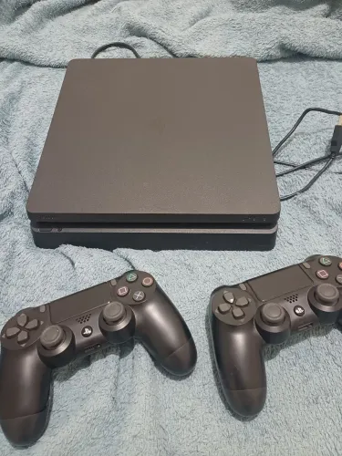PS4 + 2 MANETES