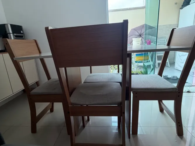 Mesa com 4 cadeiras