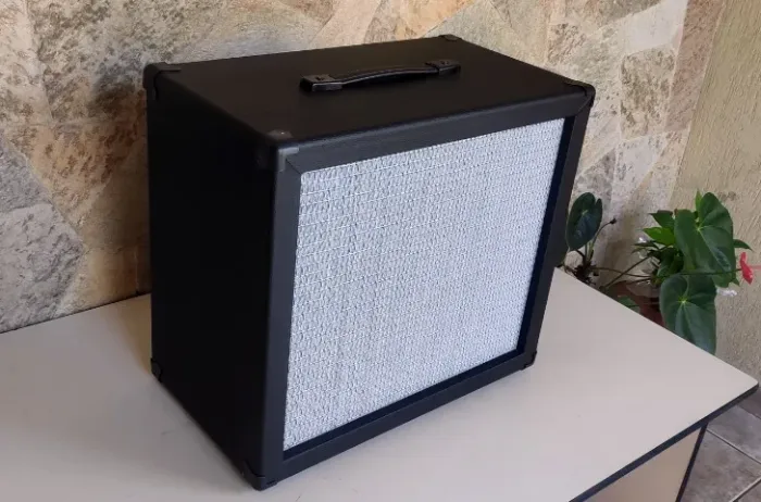 Caixa para guitarra Celestion V30