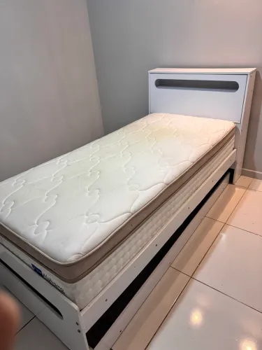 Cama de solteiro com baú e auxiliar 