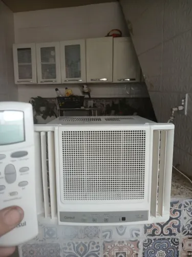 Ar condicionado 10 mil btus 127 volts Higienizado e garantia e controle remoto. 
