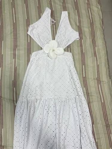 Vestido branco com pétala (tamanho P)