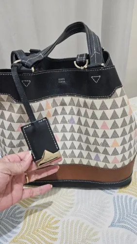 Bolsa SCHUTZ Triangle - USADA<br><br>400,00<br><br>Comprimento 43 cm<br>Altura 29 cm<br>2 alças