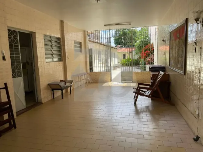 Casa de 448m² no Bairro Santo Antônio com 5 Quartos, Garagem, Quintal e Mais