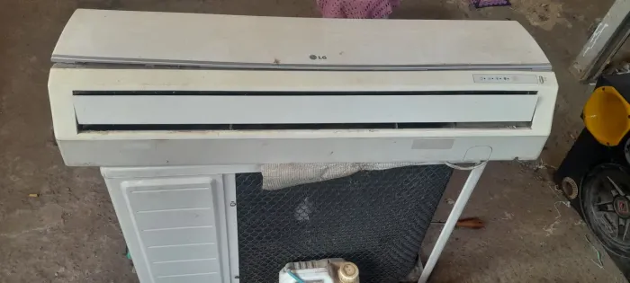 Vendo ar condicionado LG em bom estado funcionando certinho só falta o controle ar gelando