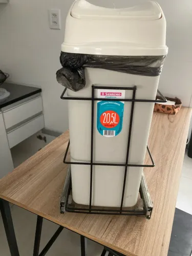Cesto de lixo com suporte