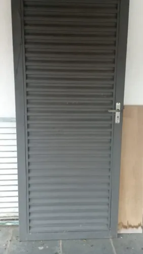 VENDO PORTA E PORTÃO DE FERRO