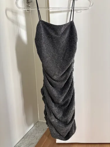 Vestido justo brilhante