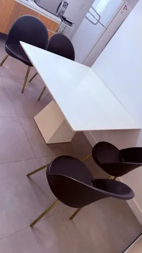 Mesa madeira + 4 cadeiras 