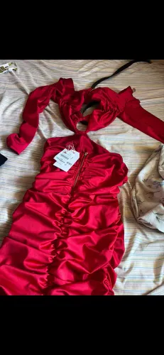 Vestido vermelho usado uma vez