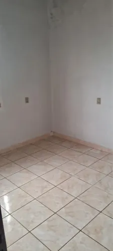 Aluga-se casa na quadra 605