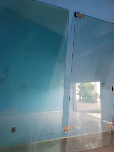 Vendo porta e peças de vídro para loja escritório ou até mesmo casa!