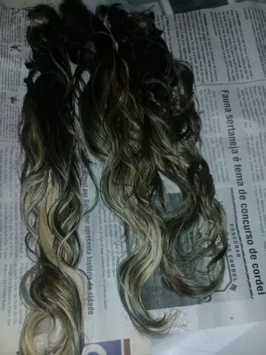 Cabelo natural super saudável com luzes
