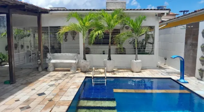 Casa com Piscina a 200 metros da praia! Sexta a domingo! Energia e gás incluso!