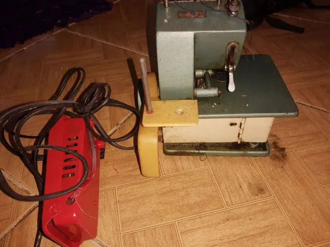 MÁQUINA DE COSTURA OVERLOQUE - SEMI-INDUSTRIAL ( NO ESTADO )