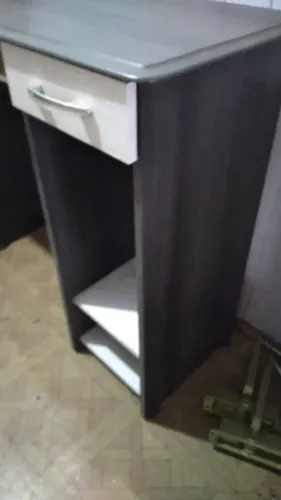 Mesa de compultador cinza com bege